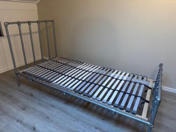 Steigerbuizen bed beschikbaar voor biedingen