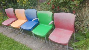 5 Kunststof design tuinstoelen 4 kleuren beschikbaar voor biedingen