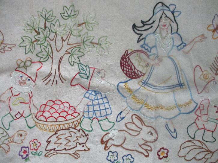 Linnen vintage geborduurd gordijnvalletje sneeuwitje, Antiek en Kunst, Curiosa en Brocante, Verzenden