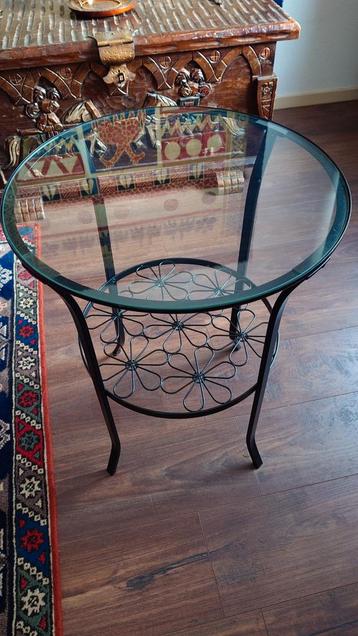 Kleine tafel beschikbaar voor biedingen