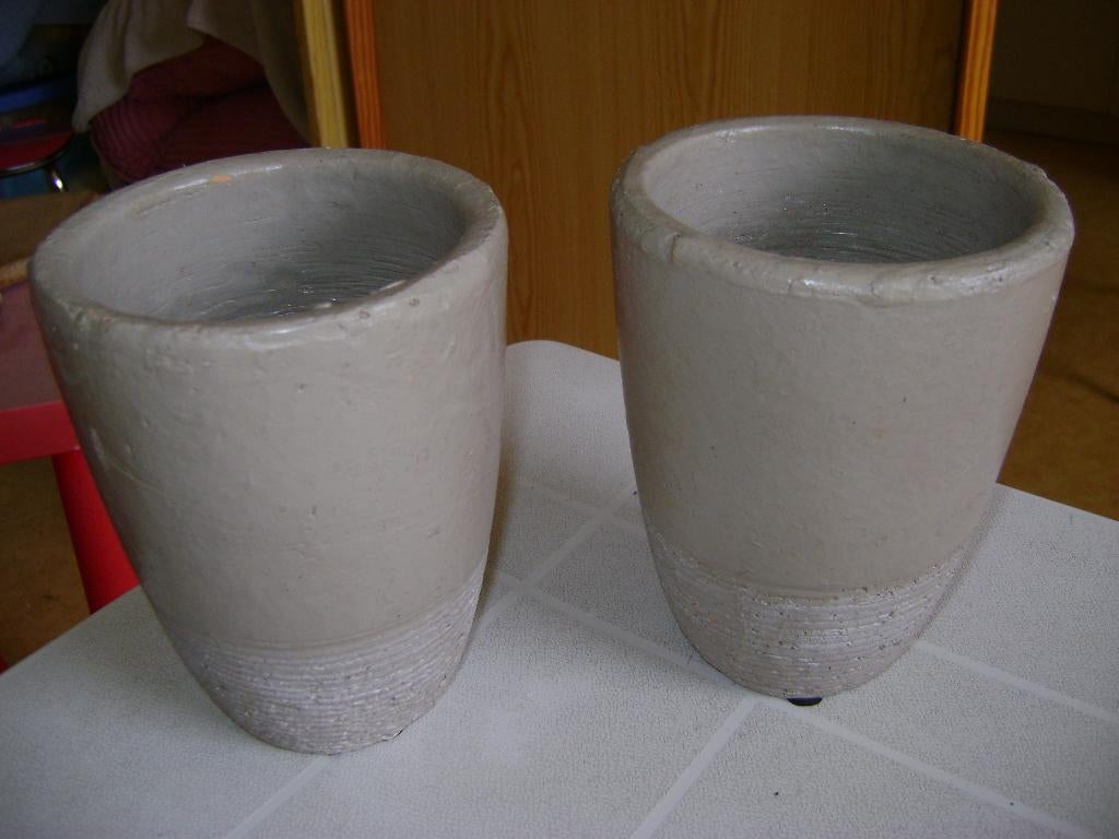 2zware grijs/beige stenen bloempotten 15hx11br 3dopjes onder, Steen, Rond, Ophalen of Verzenden, Zo goed als nieuw