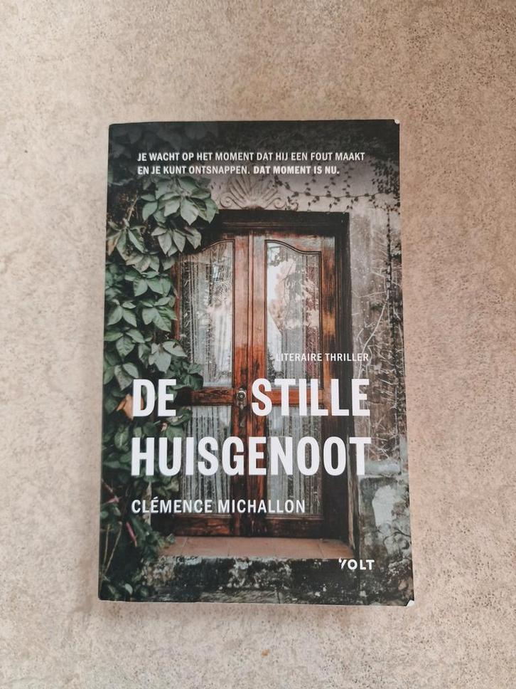 De Stille Huisgenoot - Clémence Michallon, Boeken, Thrillers, Zo goed als nieuw, Ophalen of Verzenden