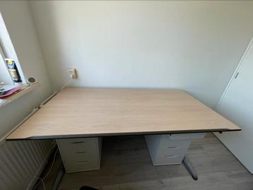 Gratis in hoogte verstelbaar bureau beschikbaar voor biedingen