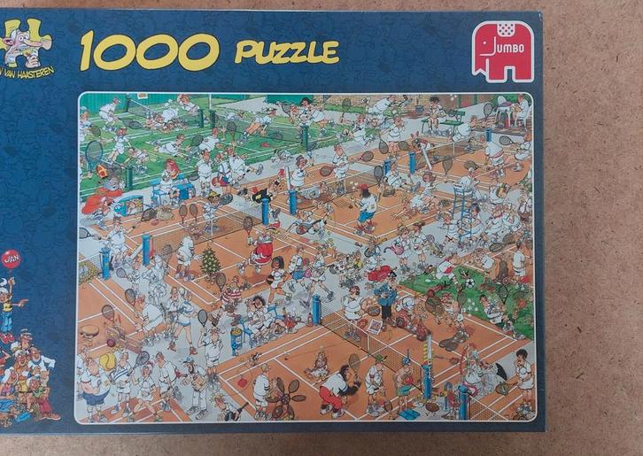 Jan van Haasteren - The Tennis Court - 1000 stukjes, Hobby en Vrije tijd, Denksport en Puzzels, Gebruikt, Legpuzzel, 500 t/m 1500 stukjes
