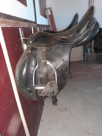 Oud paardenzadel voor decoratie beschikbaar voor biedingen