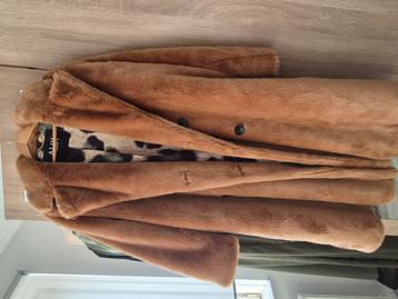 Lichtbruine winterjas van imitatie bont. beschikbaar voor biedingen