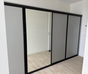 Mooie grijze kledingkast met schuifdeuren, nieuw! beschikbaar voor biedingen