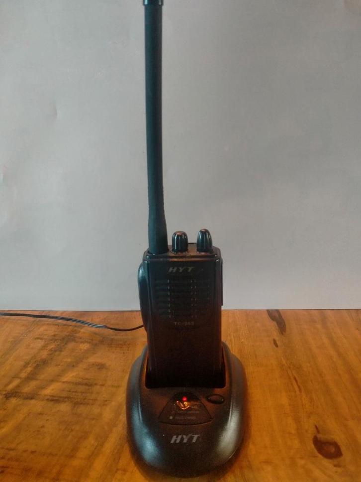 2 stuks HYT VHF Portofoons, Telecommunicatie, Portofoons en Walkie-talkies, Gebruikt, Portofoon of Walkie-talkie, 2 to 5 km, Met broekklem