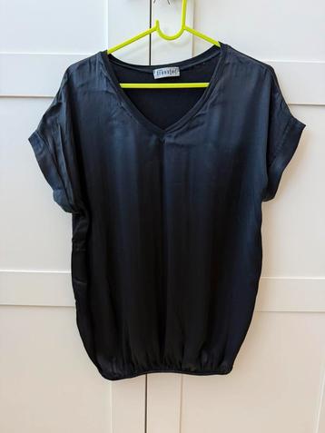 Zwart glimmend t-shirt met v-hals van Transfer beschikbaar voor biedingen