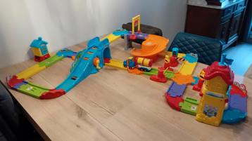 Vtech  toet toet auto's  treinstation   Timo tankwagen  beschikbaar voor biedingen