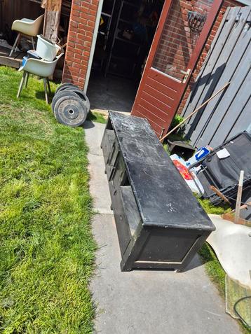 Gratis dressoir heeft een lik verf nodig. beschikbaar voor biedingen