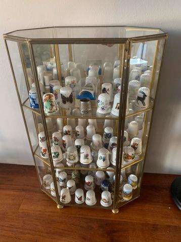 Meer dan 50 porseleinen vingerhoedjes in 1 koop beschikbaar voor biedingen