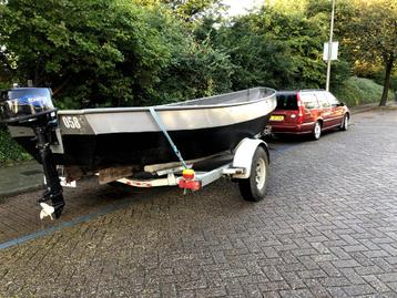 Stalen schouw met Tohatsu motor, dekzeil en trailer beschikbaar voor biedingen
