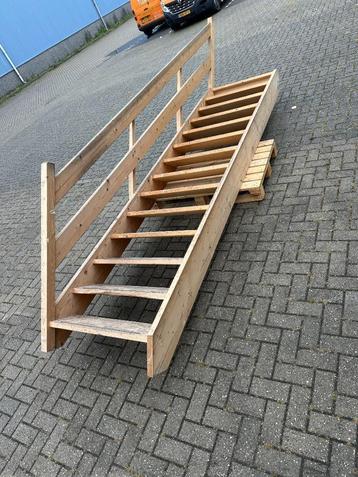 Vurenhouten trap beschikbaar voor biedingen