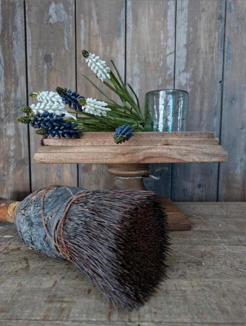 Houten plateau op sierlijke voet.  Landelijk sober stoer, Huis en Inrichting, Woonaccessoires | Overige, Nieuw, Ophalen of Verzenden
