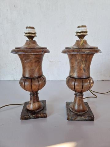 2 marmeren urnvormige tafel lampen klassiek. beschikbaar voor biedingen