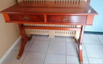 Secretaires met stoel beide met gebruiks sporen
  beschikbaar voor biedingen