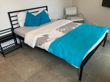 twee persoons bed + nachtkastje beschikbaar voor biedingen