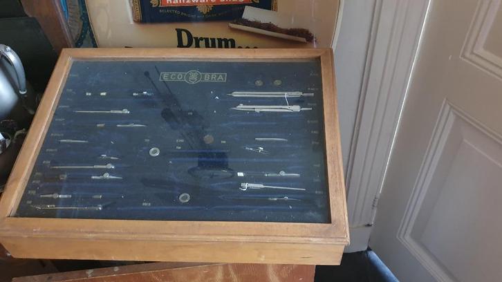 eiken vitrinekast met passers en tekenattributen jaren 1950, Antiek en Kunst, Curiosa en Brocante, Ophalen of Verzenden
