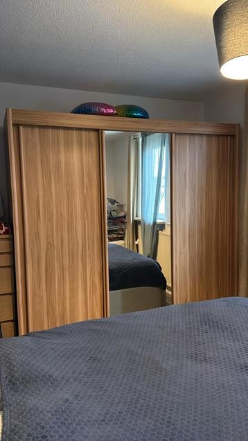 Grote Kledingkast 230x230x60 beschikbaar voor biedingen