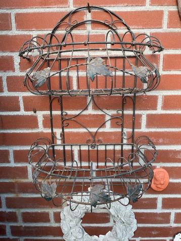 Decoratief ijzeren plantenrek om aan tuinmuur te hangen beschikbaar voor biedingen