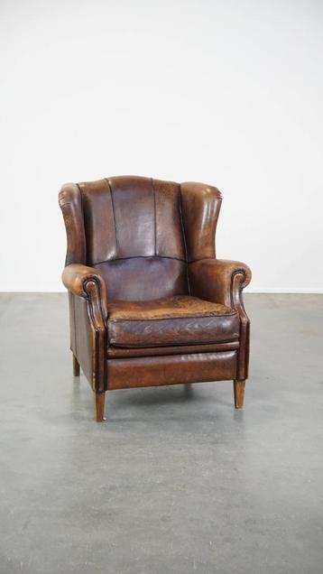 Karakteristieke en comfortabele schapenleren oorfauteuil beschikbaar voor biedingen