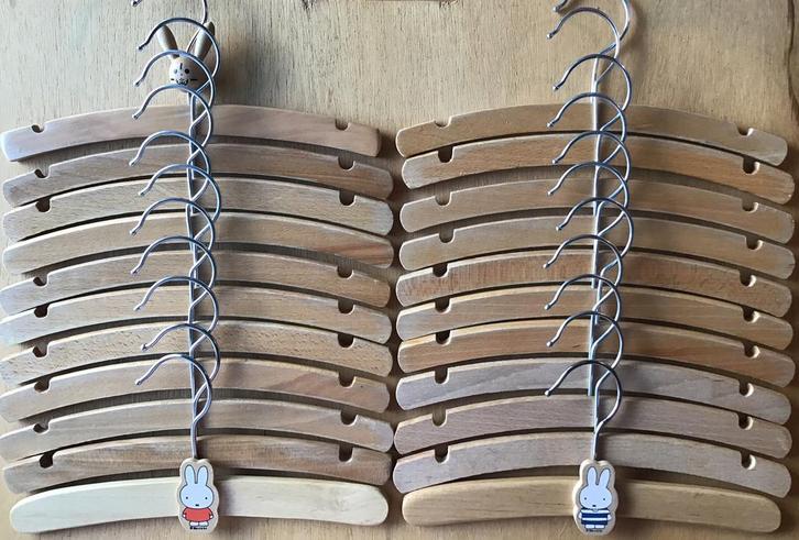 22 houten baby kledinghangers - 2 met Nijntje, Kinderen en Baby's, Babykleding | Overige, Gebruikt, Jongetje of Meisje, Ophalen of Verzenden