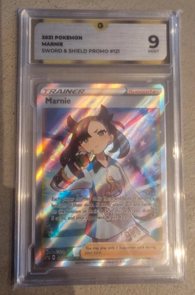 Pokemon Kaart Marnie (SWSH 121) Grade 9, Hobby en Vrije tijd, Verzamelkaartspellen | Pokémon, Zo goed als nieuw, Losse kaart, Ophalen of Verzenden