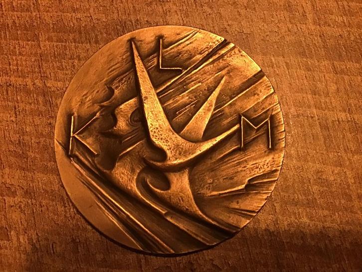 KLM herdenkingsmunt en boeken van zoveel jarig bestaan., Verzamelen, Luchtvaart en Vliegtuigspotten, Zo goed als nieuw, Overige typen