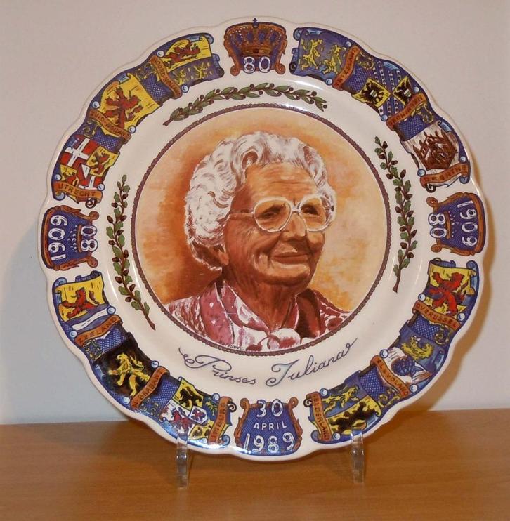Kleurrijk wandbord Juliana 80 jaar, Verzamelen, Koninklijk Huis en Royalty, Zo goed als nieuw, Servies, Nederland, Ophalen of Verzenden