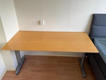 Houten bureau (Ikea) beschikbaar voor biedingen