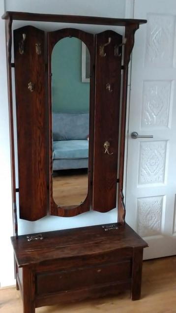 Antieke Italiaanse halkast met opbergruimte en spiegel  beschikbaar voor biedingen