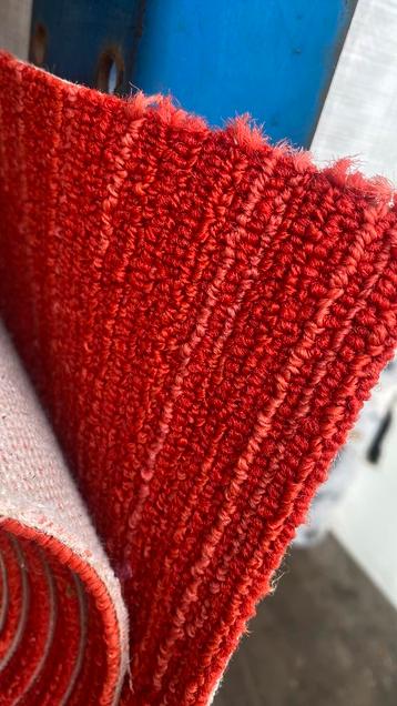 Rood gemêleerd tapijt beschikbaar voor biedingen