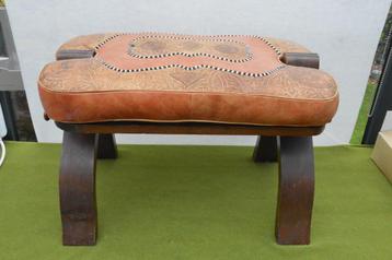 Vintage kamelenbankje / voetenbank / poef van leer en hout beschikbaar voor biedingen