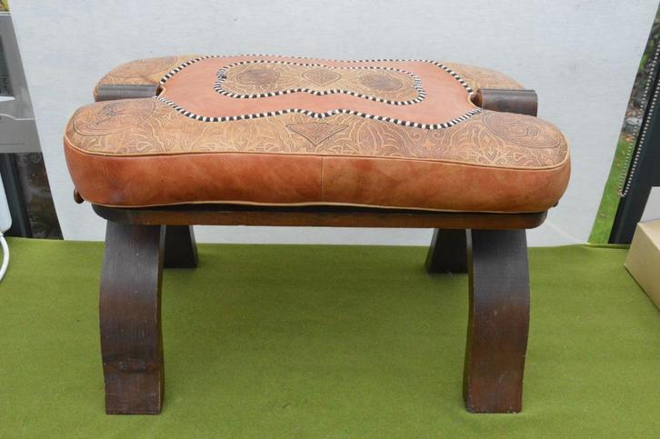 Vintage kamelenbankje / voetenbank / poef van leer en hout, Antiek en Kunst, Curiosa en Brocante, Ophalen of Verzenden