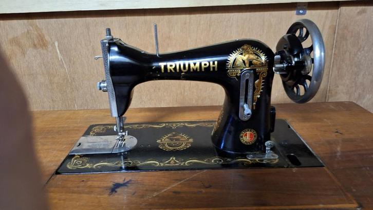 Triumph naaimachine, een echt pronkstuk., Antiek en Kunst, Antiek | Naaimachines, Ophalen