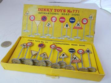 1955 Dinky Toys 771 INTERNATIONAL ROAD SIGNS 12 X IN DOOSJE! beschikbaar voor biedingen