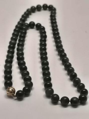 Jade ketting met gouden slot  beschikbaar voor biedingen