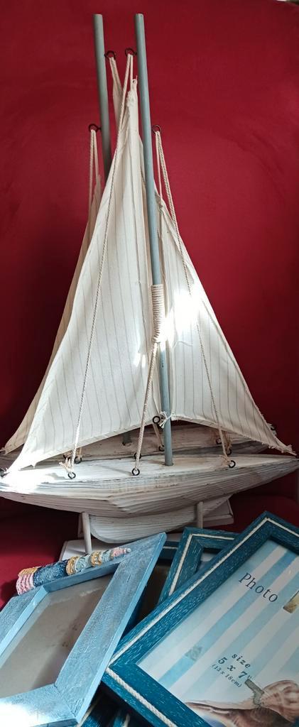 2 houten zeilboten op staander/ 6 maritiem look fotolijstjes, Hobby en Vrije tijd, Modelbouw | Boten en Schepen, Gebruikt, Overige merken