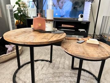 Set van 2 ronde houten tafeltjes beschikbaar voor biedingen