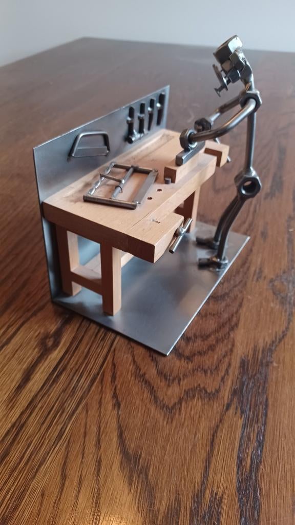 Metalen beeldje van een timmerman aan het werk, Ophalen of Verzenden