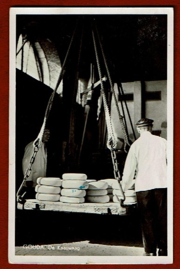 Gouda - de Kaaswaag - 1952, Verzamelen, Ansichtkaarten | Nederland, Gelopen, Zuid-Holland, 1940 tot 1960, Ophalen of Verzenden