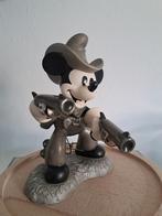 Te koop  wdcc 2 Guns Mickey, Verzamelen, Disney, Ophalen of Verzenden, Mickey Mouse, Zo goed als nieuw, Beeldje of Figuurtje