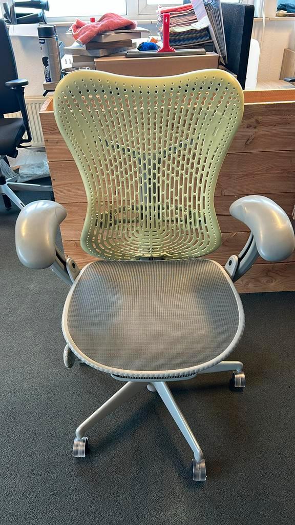 Refurbished Herman Miller Mirra bureaustoel, Huis en Inrichting, Bureaustoelen, Zo goed als nieuw, Bureaustoel, Grijs, Ergonomisch