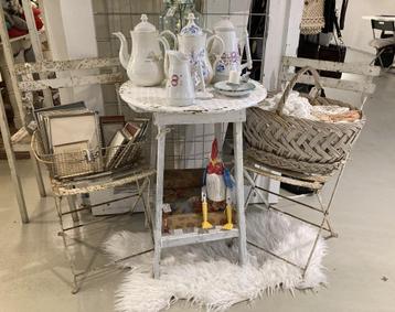 Brocante tafeltje - tuinstoeltjes - kussentje - koffiepotten beschikbaar voor biedingen