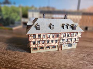 2x vakwerkhuis hoekhuis N spoor trein 1:160 beschikbaar voor biedingen