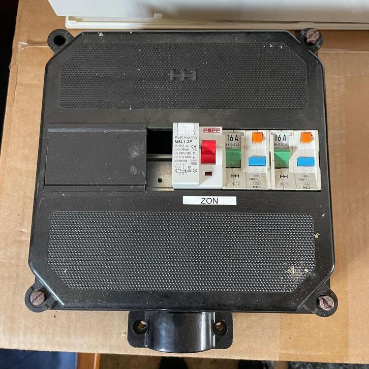 Kleine meterkast ! Ideaal voor bijvoorbeeld schuur / garage., Doe-het-zelf en Verbouw, Elektra en Kabels, Gebruikt, Overige typen