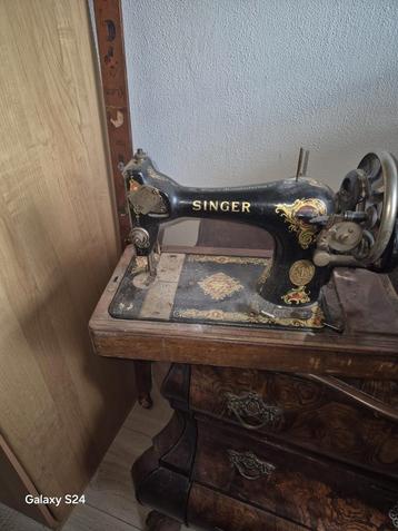 Antieke Singer Naaimachine met Houten Kast beschikbaar voor biedingen