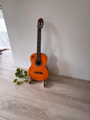 EKO klassieke gitaar met hoes, standaard en accessoires beschikbaar voor biedingen