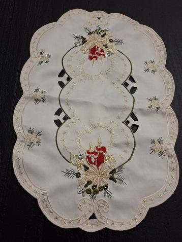 Kerst Tafelkleedje met Borduurwerk beschikbaar voor biedingen